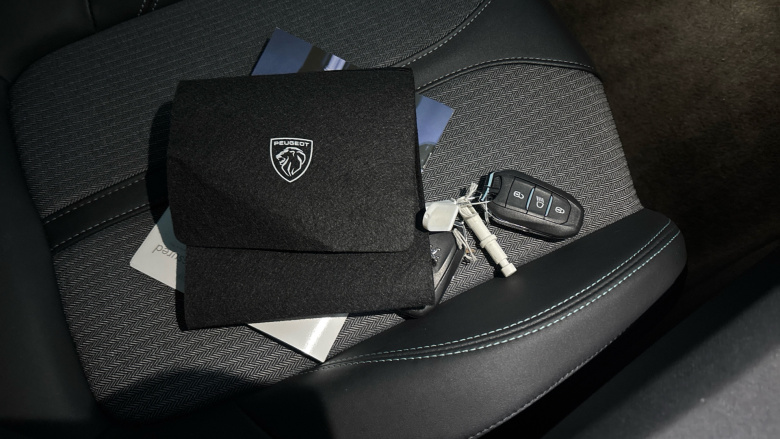 Peugeot 5008 1.2 Hybrid 136 Allure Premium+ 5dr e-DSC6 Petrol Estate